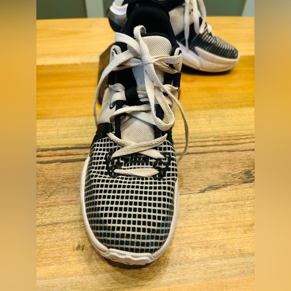 Nike Lebron James Witness Bball sneaker (youth) - Picture 2 of 15